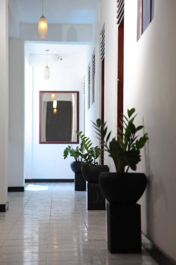 Hotel Nathaliya Katunayaka Exteriör bild